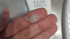 Rated Green Real Shea Gold Pressed Shea Butter Leave-in Treatment 50 ml Термозахисний відновлюючий крем для волосся з маслом ши &mdash; Фото 7