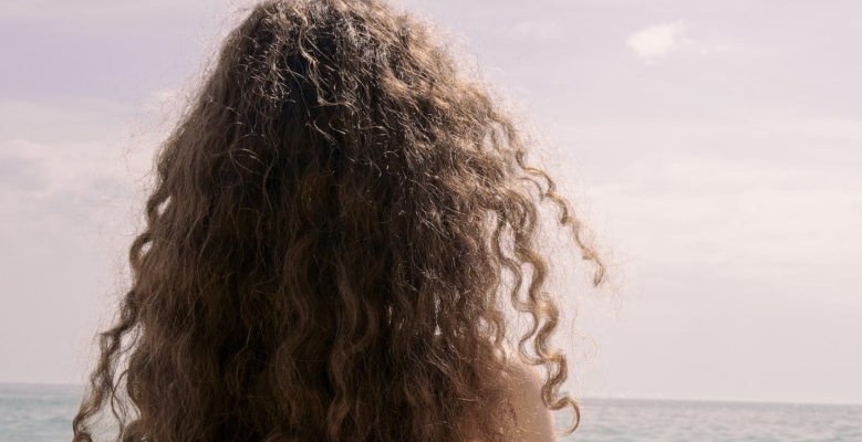 Пушистость волос: подбор средств по уходу и рекомендации трихолога